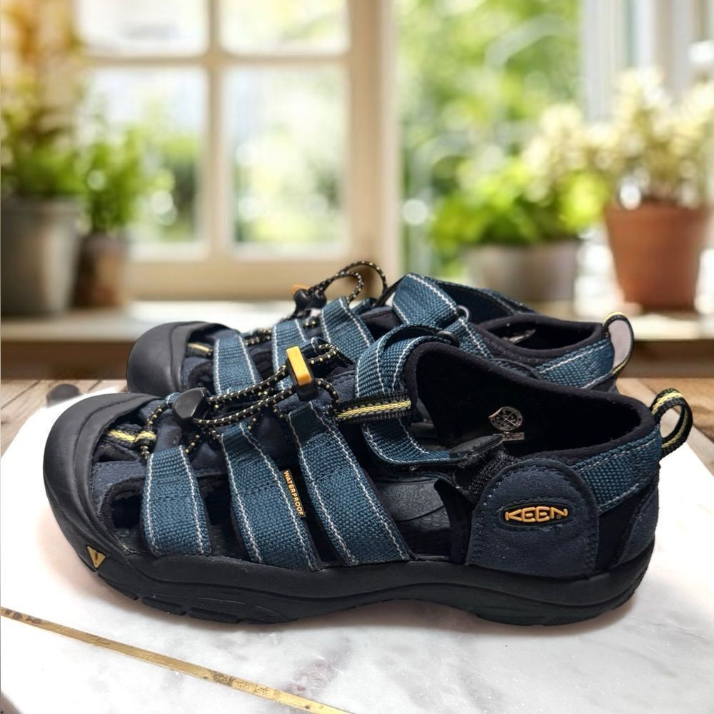 KEEN Water Shoes Hiking Adventure Sandals Big Kids Size 5 EU 38